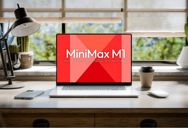 Ordinateur portable ouvert sur un bureau, on voit son écran afficher une page avec avec le logo de l'IA chinoise MiniMax-M1.