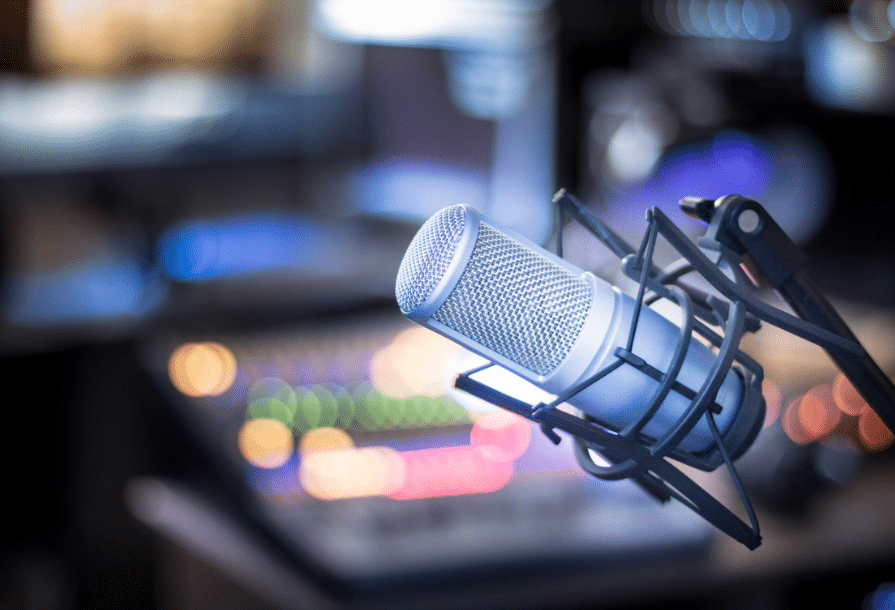 Article IA vocales - Microphone dans un studio professionnel d'enregistrement ou de radio, équipement dans le fond flou