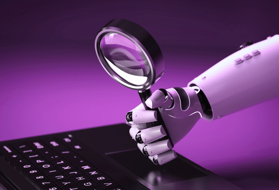 Image illustration sur le SEO et le GEO. Un robot tient une loupe au-dessus du clavier d'un ordinateur portable.