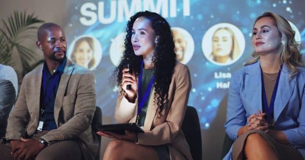 Image d'illustration de l'article LabSense sur les événements IA 2025. Conférence, micro et conférencier principal avec femme d'affaires et technologie pour le réseautage, panel industriel et sommet. Convention, scène et éthique de l'IA avec séminaire pour le public, vitrine ou actualités.