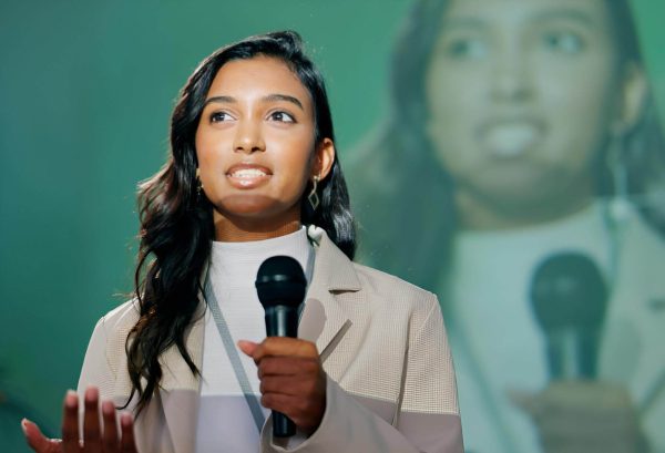 Conférence, salon professionnel IA, événement IA, présentation ou séminaire et femme parlant en public avec micro sur scène pour le discours de développement.