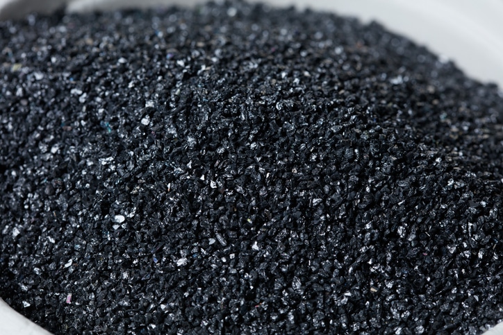 Macro gros plan de la taille du sable noir en carbure de silicium pour l'IA chinoise.