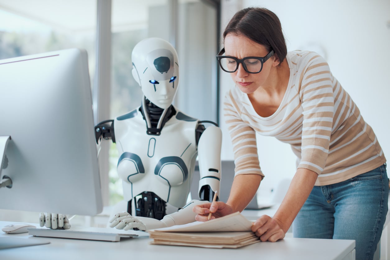 Une femme et un robot travaillant ensemble dans un bureau, illustrant le concept de technologie et automatisation, avec des agents IA comme Claude Cowork, Manus ou ChatGPT Work.