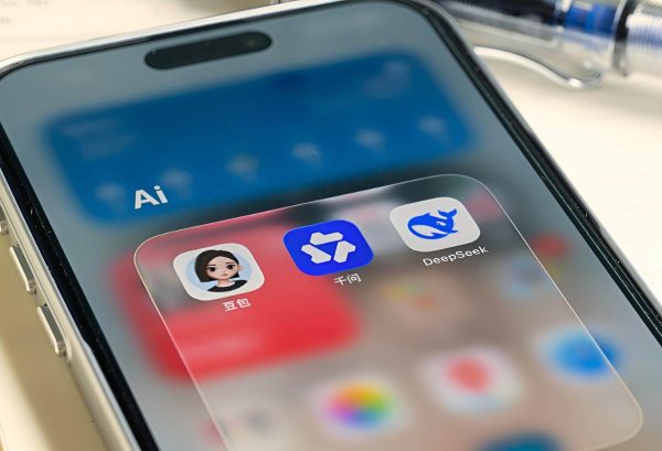 Applications d'assistants d'IA chinoise sur un écran de téléphone.