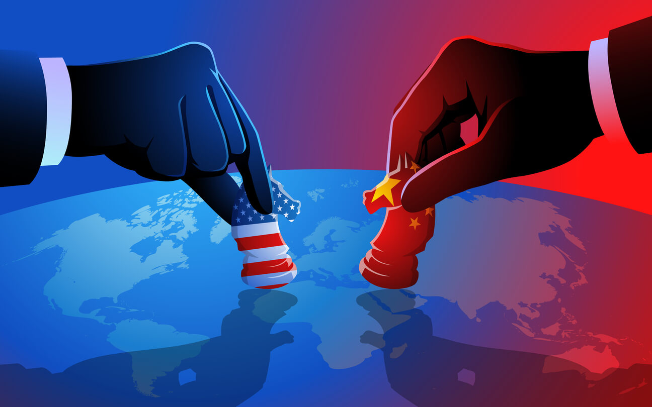 Illustration vectorielle représentant une partie d'échecs entre les États-Unis et la Chine se déroulant sur une carte du monde, symbolisant leurs manœuvres stratégiques et leur rivalité pour l'influence mondiale er l'infrastructure IA. Crédits iStock : rudall30. Référence de l'illustration : 2220943391.