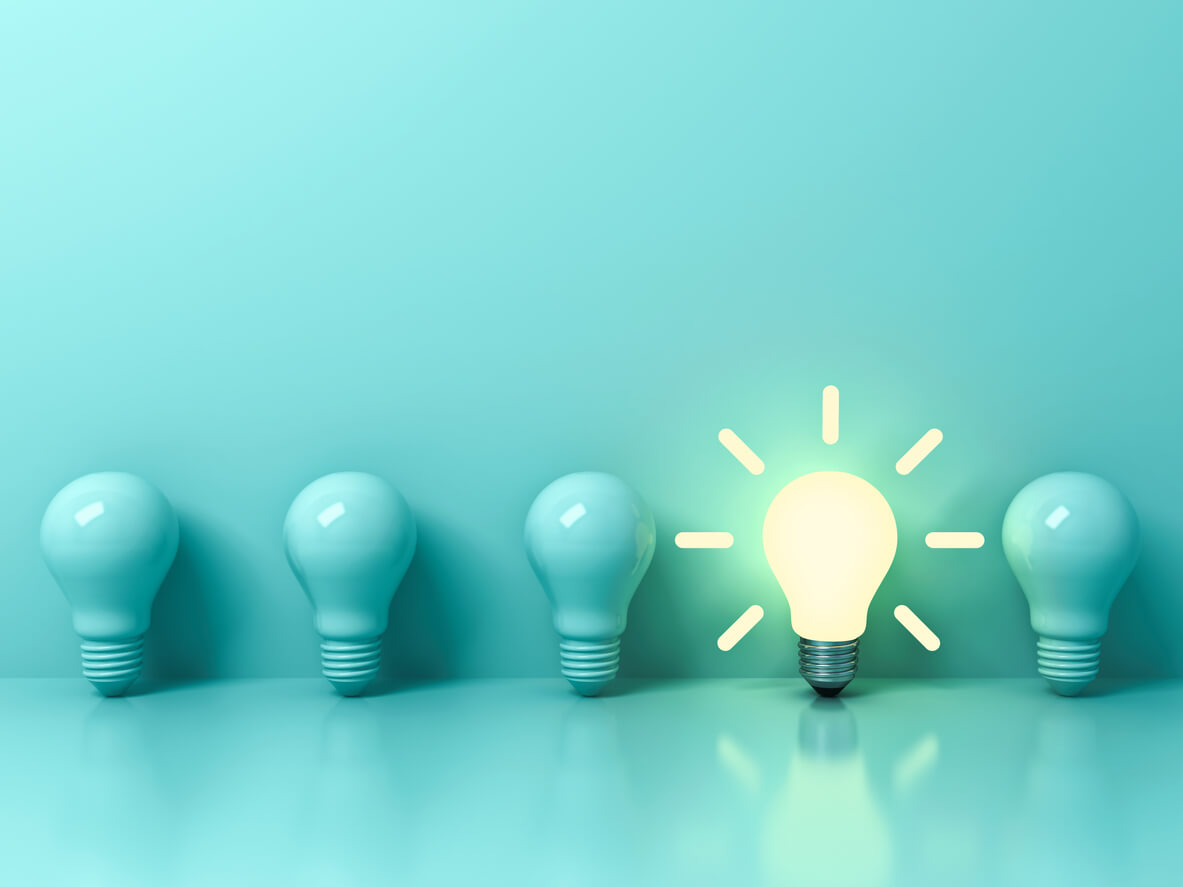 Image iStock conceptuelle traduisant une idée, un choix, la créativité. Une ampoule est allumée parmi d'autres éteintes.