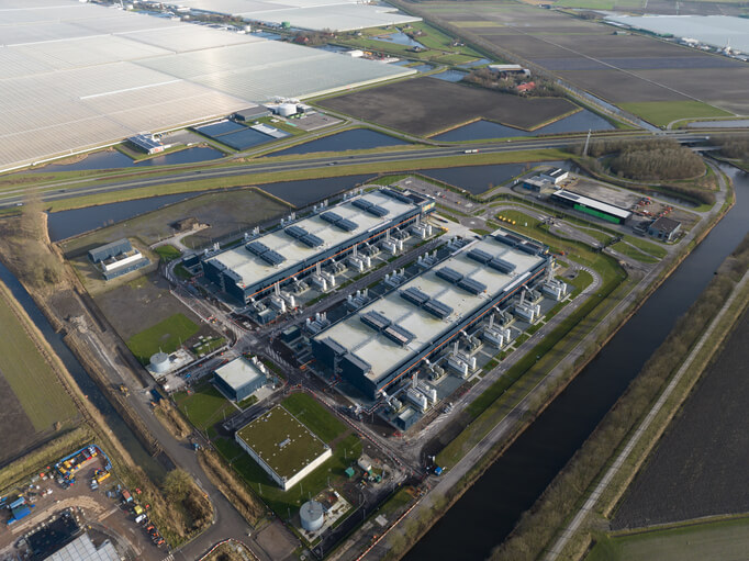 Photo prise du ciel d'un data center, iStock.