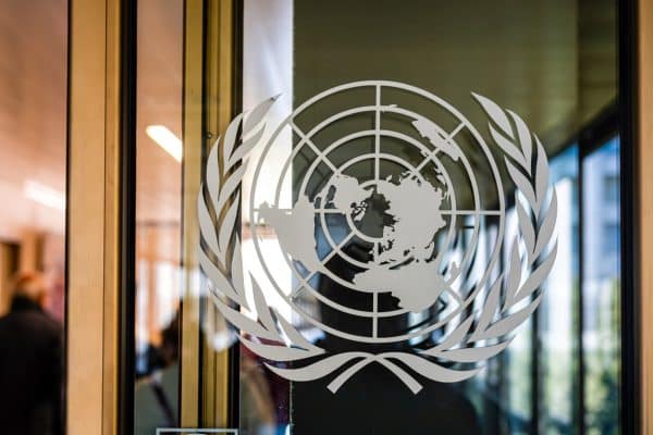 Photo iStock du logo de l'ONU à l'entrée du Palais des Nations. Illustration de l'article LabSense sur les débats à l'ONU sur l'IA en septembre 2026.